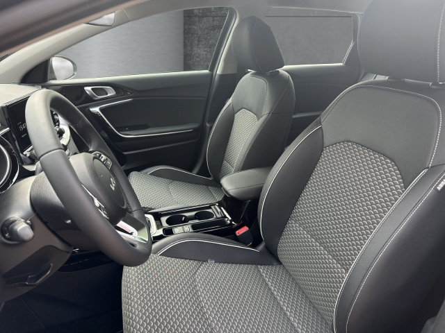 Fahrzeugansicht Kia Cee'd_sw 1.6 PHEV Spirit DCT6 Navi digitales Cockpit Memory Sitze LED ACC El. Heckklappe - Bild 8