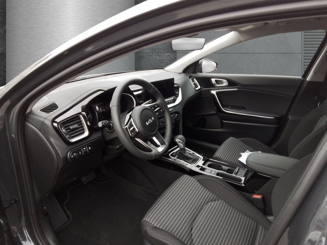 Fahrzeugansicht Kia Cee'd_sw Ultimate Edition 1.5T Mild-Hybrid DCT Style-Paket Navi Digitales Cockpit LED ACC - Bild 8