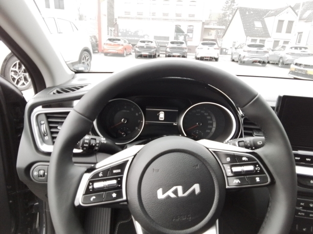 Fahrzeugansicht Kia Cee'd_sw Ultimate Edition 1.5T Mild-Hybrid DCT Style-Paket Navi Digitales Cockpit LED ACC - Bild 12