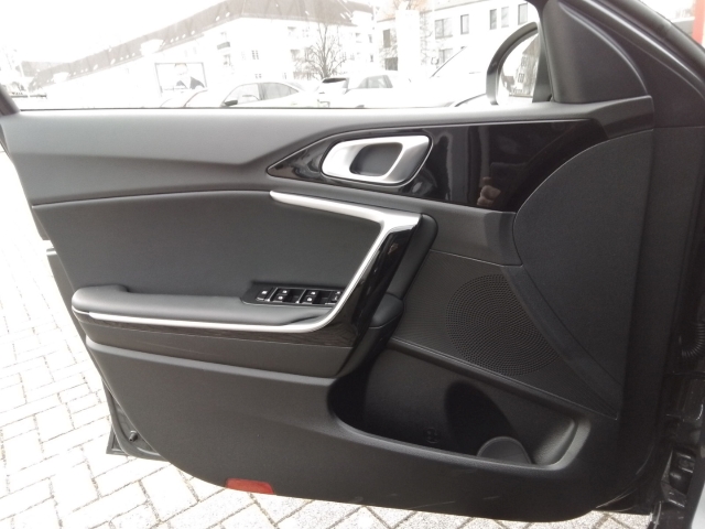 Fahrzeugansicht Kia Cee'd_sw Ultimate Edition 1.5T Mild-Hybrid DCT Style-Paket Navi Digitales Cockpit LED ACC - Bild 13