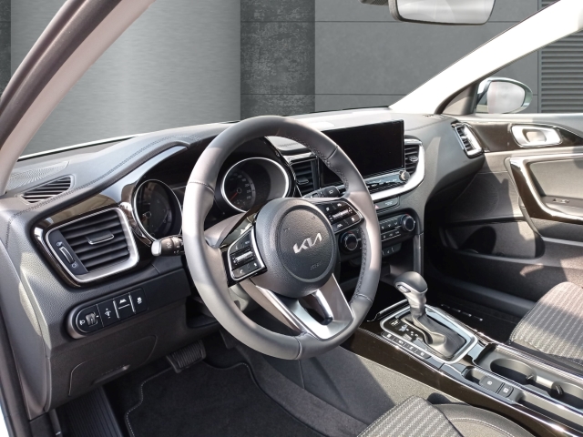 Fahrzeugansicht Kia Cee'd Ultimate Edition 1.5 DCT Mild-Hybrid Style-Paket Navi LED ACC Apple CarPlay Android Auto - Bild 10