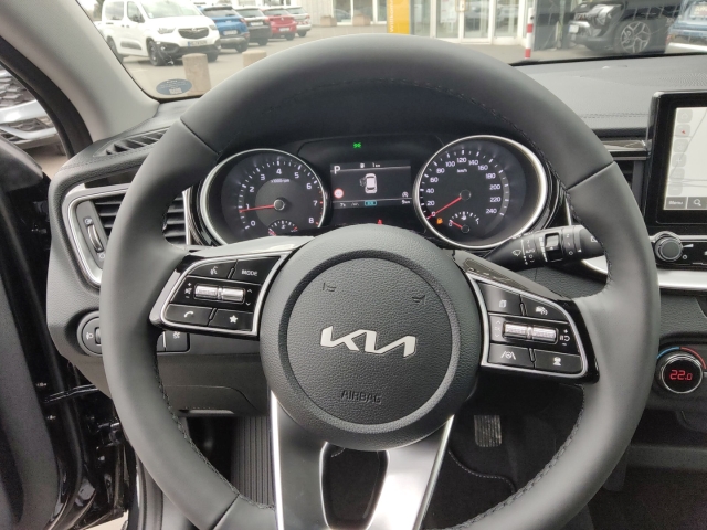 Fahrzeugansicht Kia Cee'd Ultimate Edition 1.5T DCT Style-Paket Navi ACC Apple CarPlay - Bild 12