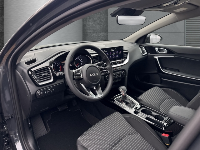 Fahrzeugansicht Kia Cee'd Ultimate Edition 1.5T Mild-Hybrid DCT Style-Paket Navi LED Apple CarPlay Android Auto - Bild 7