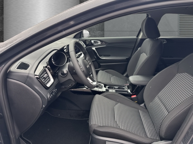 Fahrzeugansicht Kia Cee'd Ultimate Edition 1.5T Mild-Hybrid DCT Style-Paket Navi LED Apple CarPlay Android Auto - Bild 8