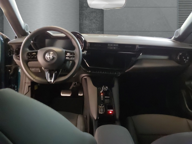 Fahrzeugansicht Alfa Romeo Junior Elettrica Speciale Technologie-Paket Navi Digitales Cockpit Soundsystem 360 Kamera - Bild 10