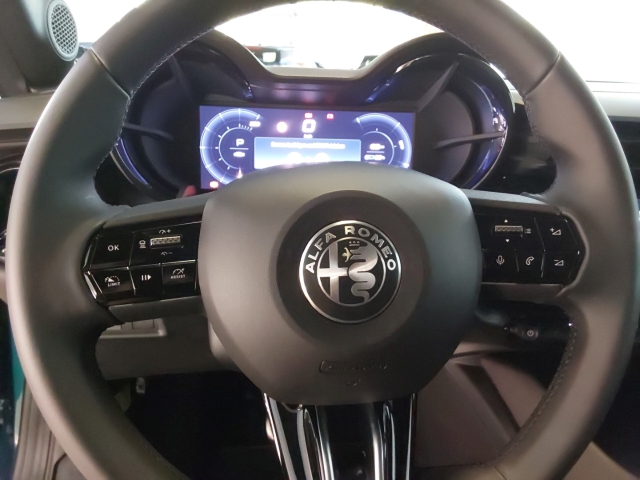 Fahrzeugansicht Alfa Romeo Junior Elettrica Speciale Technologie-Paket Navi Digitales Cockpit Soundsystem 360 Kamera - Bild 12