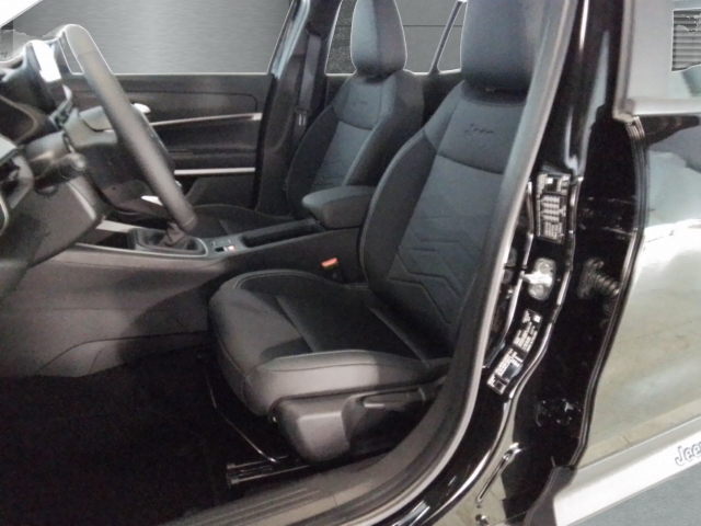 Fahrzeugansicht Jeep Avenger Altitude 1.2 ADAS Infotaiment & Komfort Winter-Paket Allwetter 17Zoll-Alu - Bild 8